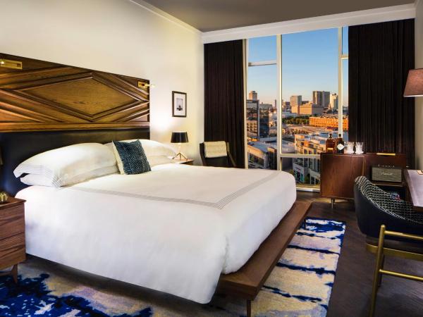 Thompson Nashville, by Hyatt : photo 3 de la chambre chambre lit king-size pour personnes à mobilité réduite avec douche accessible aux personnes à mobilité réduite