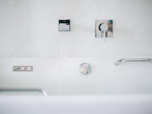 Hotel Almirante : photo 7 de la chambre suite lit king-size avec baignoire spa