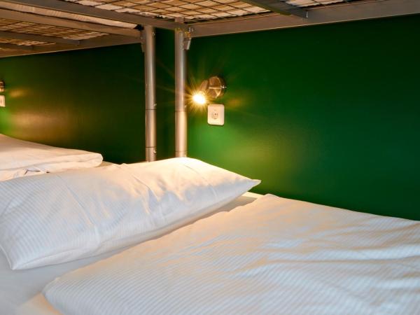 Ballhaus Berlin Hostel : photo 4 de la chambre lit dans dortoir mixte de 10 lits avec salle de bains commune