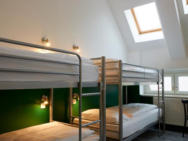 Ballhaus Berlin Hostel : photo 7 de la chambre lit dans dortoir mixte de 10 lits avec salle de bains commune