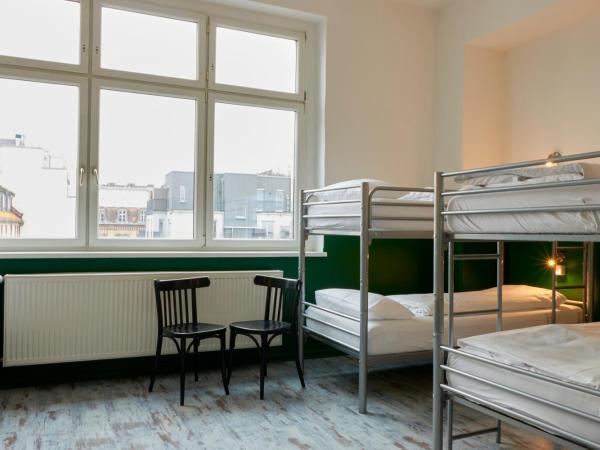 Ballhaus Berlin Hostel : photo 6 de la chambre lit dans dortoir mixte de 10 lits avec salle de bains commune