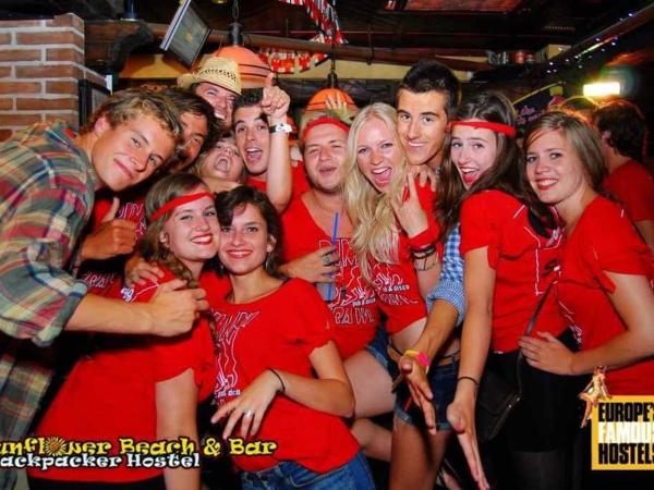 Sunflower Beach Backpacker Hostel & Bar : photo 3 de la chambre lit dans dortoir mixte de 6 lits avec salle de bains privative