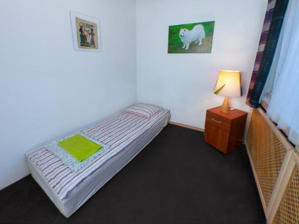 Wilanowska Hostel : photo 3 de la chambre chambre lits jumeaux avec salle de bains commune