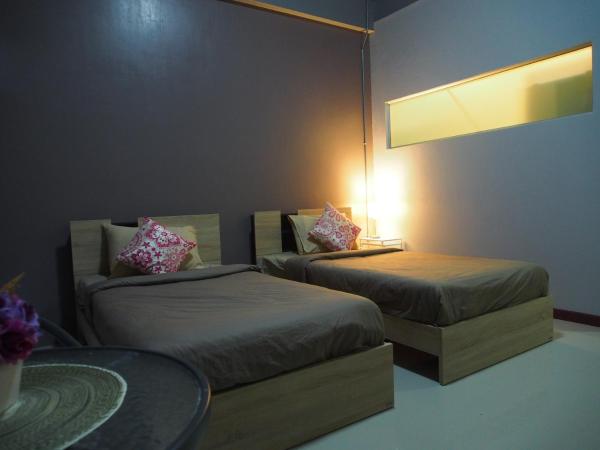 Sriyanar Place : photo 4 de la chambre chambre lits jumeaux avec balcon