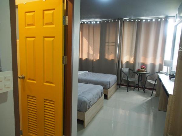 Sriyanar Place : photo 3 de la chambre chambre lits jumeaux avec balcon