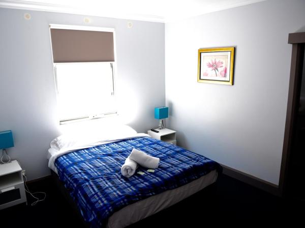 The Emperors Crown Hostel : photo 5 de la chambre chambre double avec salle de bains privative