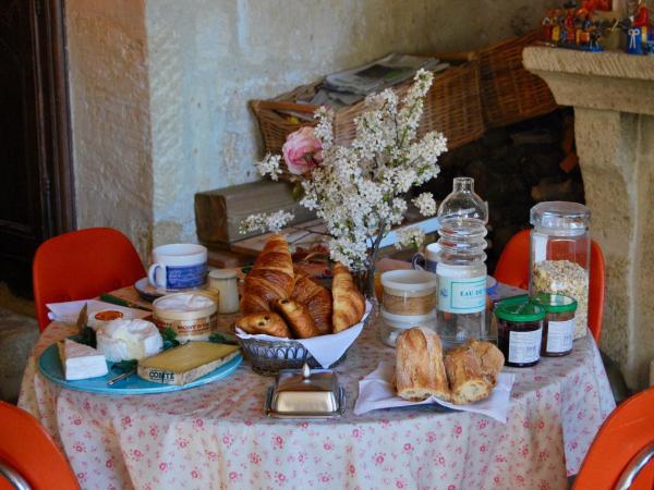 Les Volets Bleus Provence : photo 10 de la chambre chambre familiale (5 adultes)