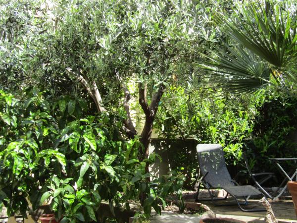 Glam Resort Villa Maria Luigia : photo 6 de la chambre chambre lit queen-size - vue sur jardin