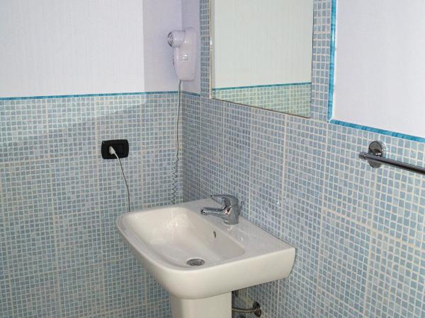 Cialoma B&B : photo 7 de la chambre chambre quadruple avec salle de bains privative