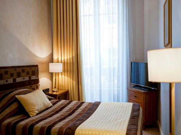 Grand Hotel des Terreaux : photo 1 de la chambre chambre simple avec douche 