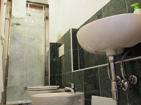 Eco Pisa Tower Guesthouse : photo 4 de la chambre chambre double avec salle de bains privative