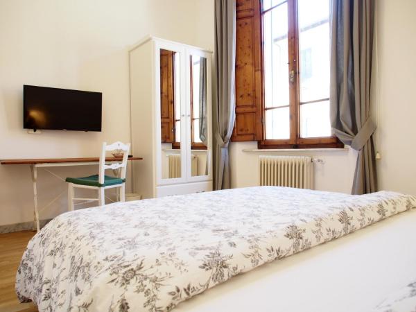 Eco Pisa Tower Guesthouse : photo 2 de la chambre chambre double avec salle de bains privative