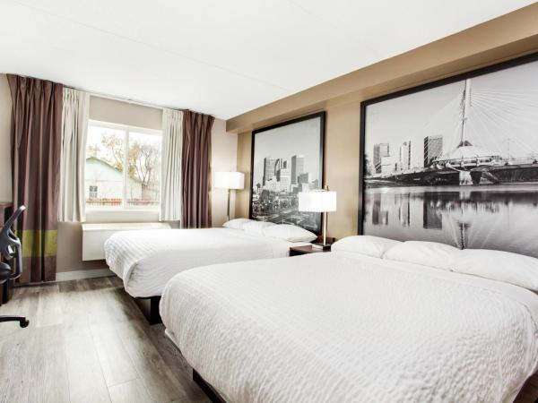 Super 8 by Wyndham Winnipeg West : photo 1 de la chambre chambre de luxe avec 2 lits queen-size - animaux domestiques acceptés