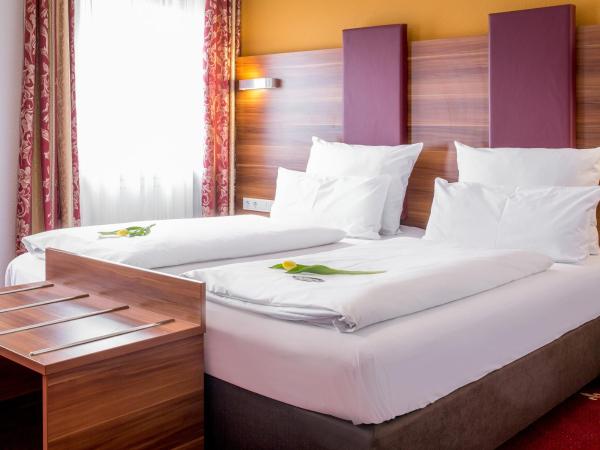 TIPTOP Hotel Burgschmiet Garni : photo 8 de la chambre chambre double ou lits jumeaux