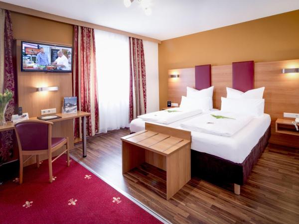 TIPTOP Hotel Burgschmiet Garni : photo 8 de la chambre chambre triple