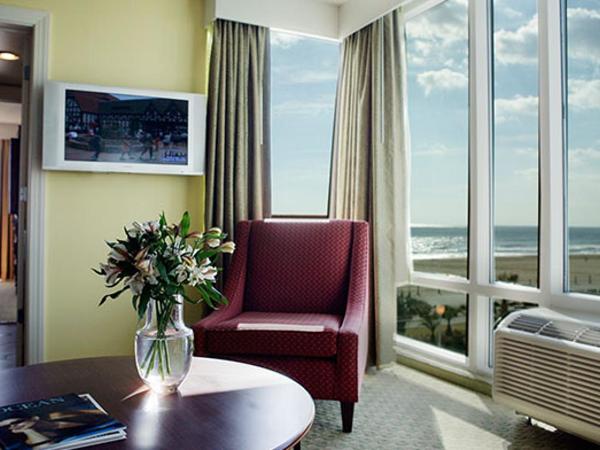 Ocean Beach Club Resort by Hilton , Virginia Beach, VA : photo 2 de la chambre suite - vue sur mer