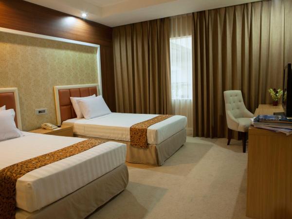 Surabaya Suites Hotel Powered by Archipelago : photo 1 de la chambre suite affaires lits jumeaux