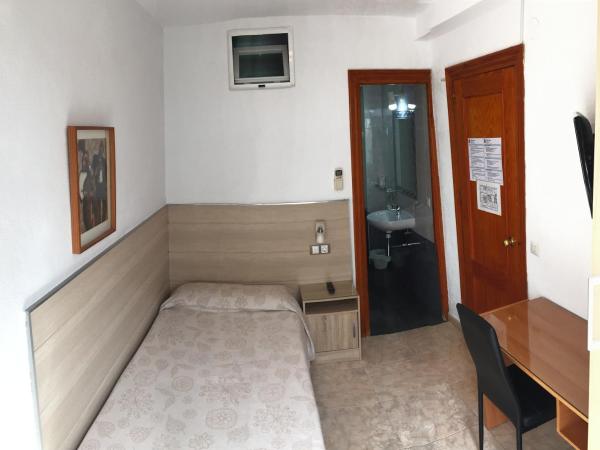 Hostal La Pilarica : photo 1 de la chambre chambre simple avec balcon