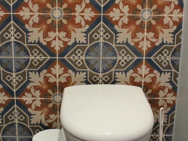 Hôtel Marignan : photo 9 de la chambre chambre simple avec douche et toilettes