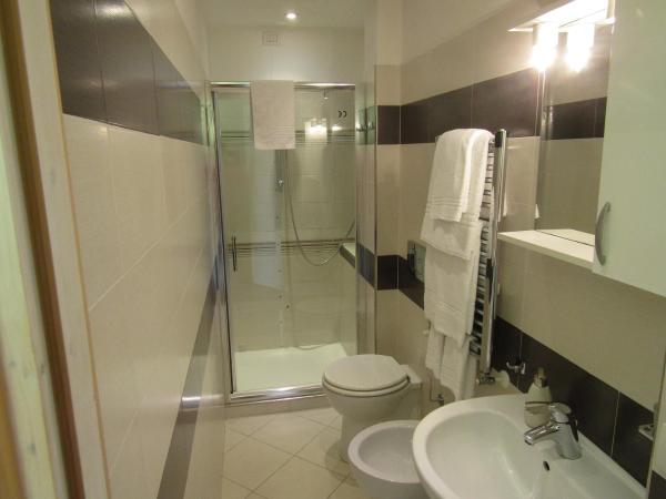 Glam Resort Villa Maria Luigia : photo 2 de la chambre chambre lit queen-size - vue sur jardin