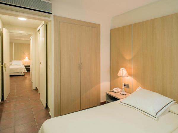 Hotel Capri : photo 3 de la chambre chambre quadruple avec vue sur la rue