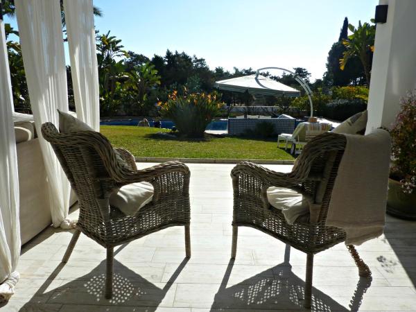 Villa Breeze Boutique Guest Rooms, Marbella : photo 7 de la chambre chambre double ou lits jumeaux supérieure - vue sur piscine
