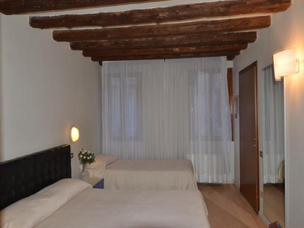 Piccolo Tiepolo : photo 4 de la chambre chambre triple avec salle de bains privative