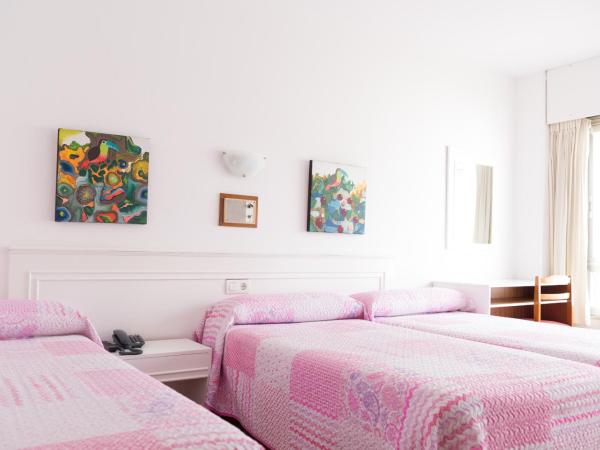 Rey Fernando : photo 1 de la chambre chambre lits jumeaux avec lit d'appoint et salle de bains privative