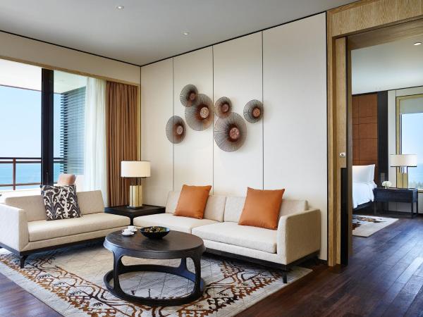 Grand Hyatt Sanya Haitang Bay Resort and Spa : photo 2 de la chambre grande suite lit king-size - vue sur océan