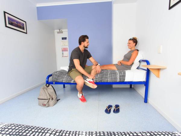 YHA Cairns Central : photo 5 de la chambre chambre lits jumeaux avec salle de bains privative