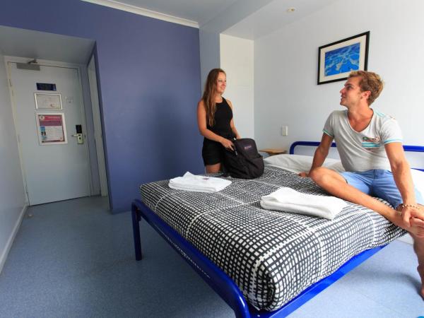 YHA Cairns Central : photo 3 de la chambre queen room with ensuite.