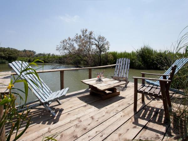 Mas Lou Caloun - Chambre d'Hôte face à la piscine en Camargue - Les Saintes Maries de la Mer : photo 3 de la chambre chambre double - vue sur piscine