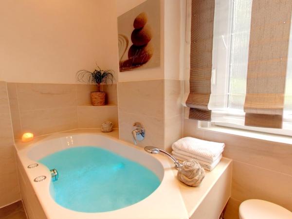 Hotel Kriemhild am Hirschgarten : photo 6 de la chambre suite deluxe avec baignoire spa