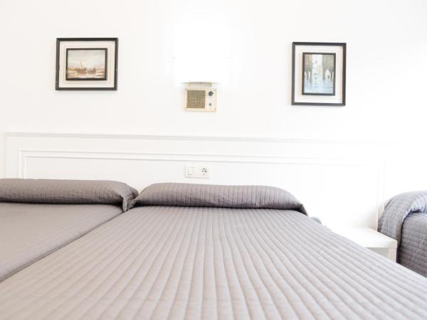 Rey Fernando : photo 9 de la chambre chambre lits jumeaux avec lit d'appoint et salle de bains privative