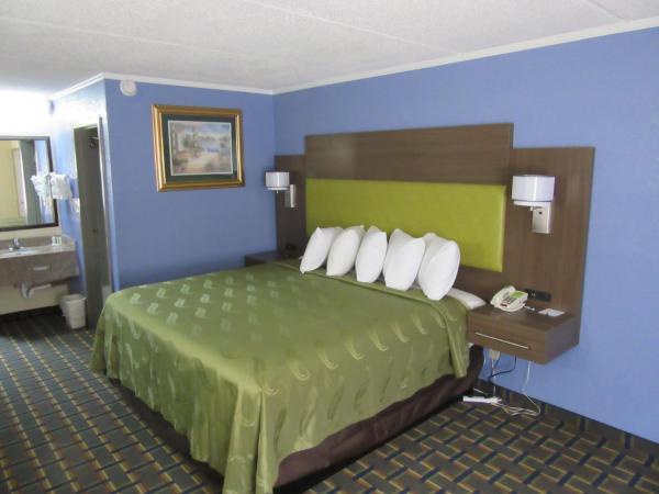 Quality Inn & Suites near Six Flags East : photo 1 de la chambre chambre lit king-size - non-fumeurs
