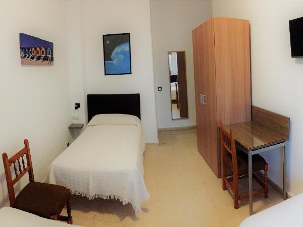 Hostal La Pilarica : photo 3 de la chambre chambre triple Économique