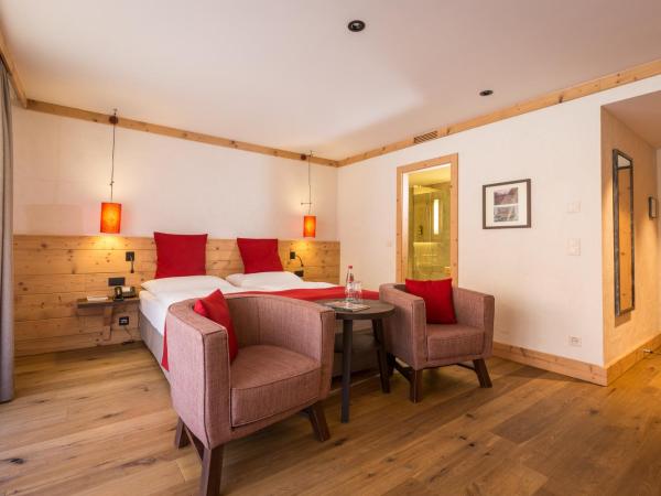 Hotel Spitzhorn Superieur : photo 1 de la chambre chambre double de luxe avec balcon ou terrasse