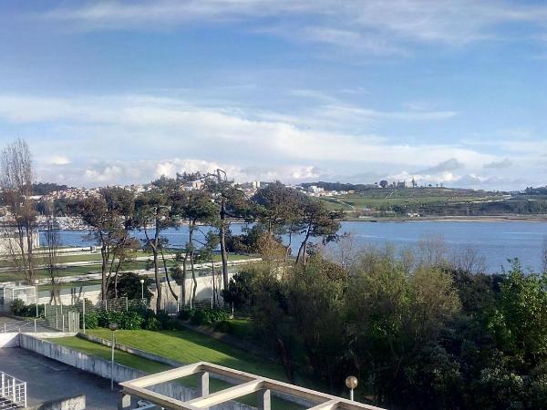 HI Porto - Pousada de Juventude : photo 9 de la chambre chambre lits jumeaux avec salle de bains privative