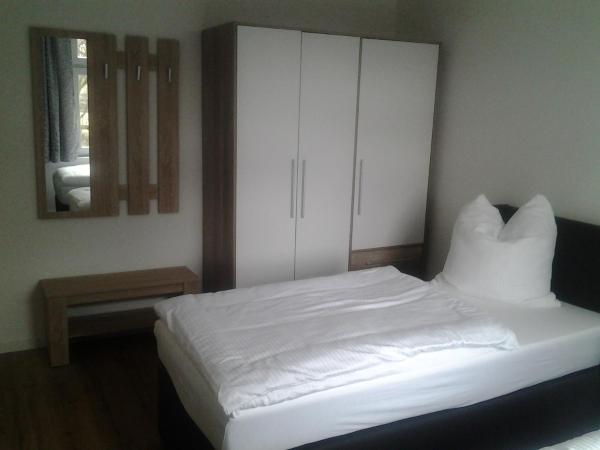 Gästezimmer in Lindenau : photo 7 de la chambre chambre lits jumeaux avec salle de bains commune
