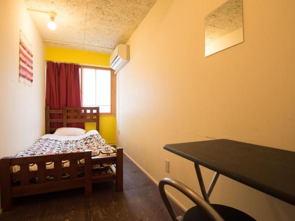 Hostel Q : photo 1 de la chambre chambre simple avec salle de bains commune