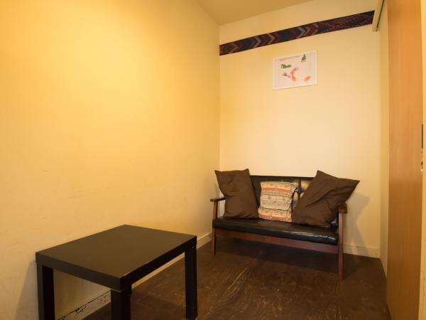 Hostel Q : photo 5 de la chambre chambre lits jumeaux avec salle de bains commune