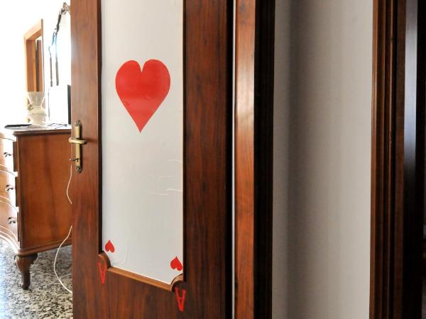 Locazione Turistica Poker d'assi : photo 2 de la chambre chambre double avec salle de bains commune