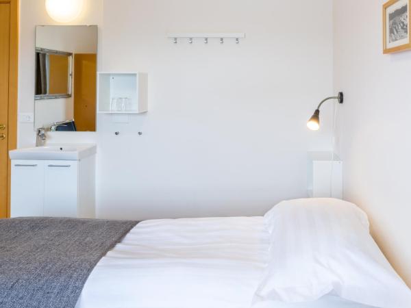 Guesthouse Sunna : photo 9 de la chambre chambre lits jumeaux basique avec salle de bains commune