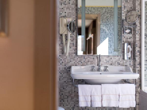 Hotel Liassidi Palace : photo 1 de la chambre suite lit king-size avec sauna - vue sur canal