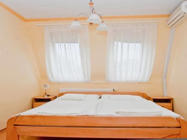 Belvárosi Panzió : photo 2 de la chambre chambre quadruple avec salle de bains privative