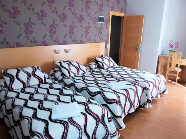 Hostal Jemasaca-Palma61 : photo 4 de la chambre chambre double avec lit d'appoint (3 adultes)