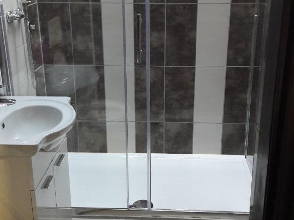 Hostel IN Club : photo 3 de la chambre chambre familiale avec salle de bains privative