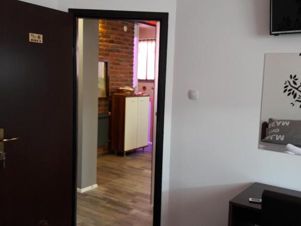 Hostel IN Club : photo 4 de la chambre chambre familiale avec salle de bains privative