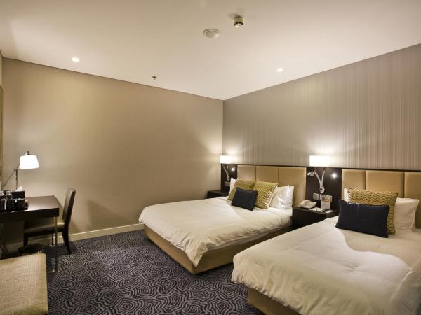 Ambassador Transit Hotel - Terminal 3 : photo 4 de la chambre chambre lits jumeaux - 12 heures d'utilisation