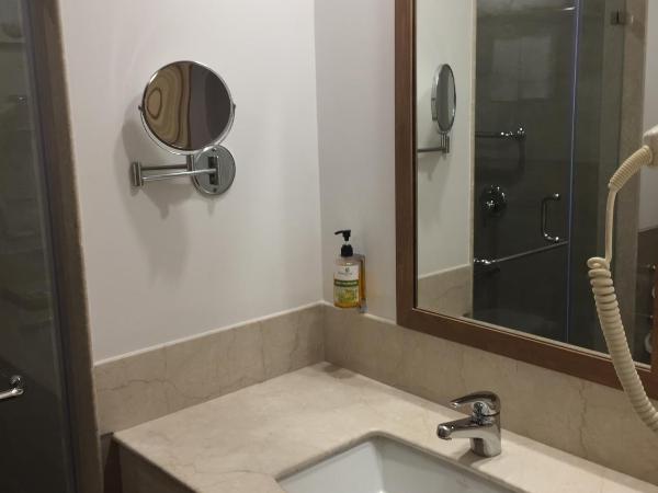 Lemon Tree Hotel, Sector 60, Gurugram : photo 4 de la chambre business double room with 1+1 (happy hours from 5 pm to 9 pm) and 2 pcs of laundry complimentary per room per stay